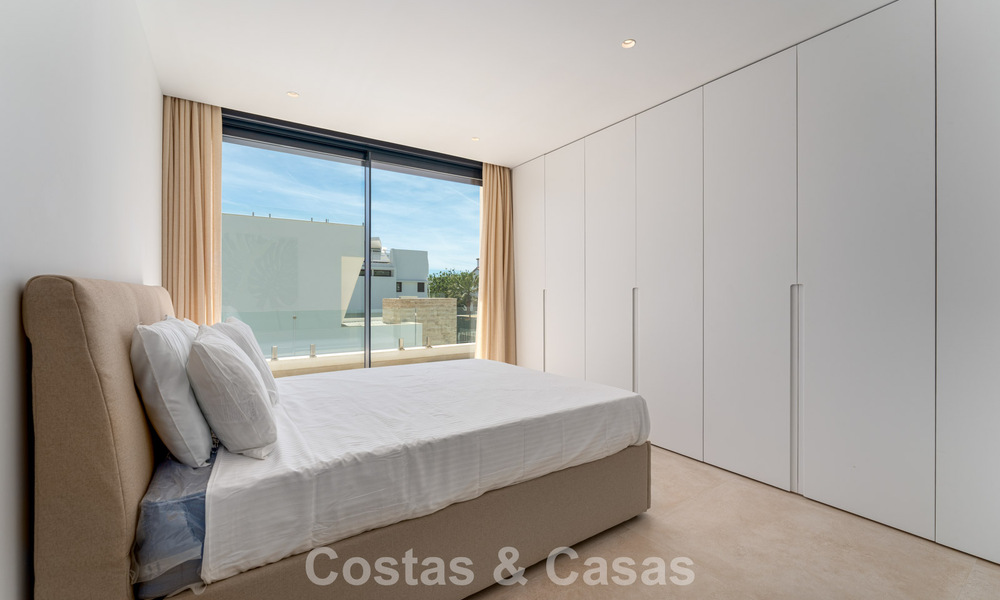 Villa moderna de diseño de lujo con piscina privada en venta junto a la Nueva Milla de Oro, cerca de San Pedro - Marbella 802803