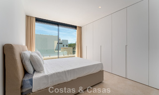 Villa moderna de diseño de lujo con piscina privada en venta junto a la Nueva Milla de Oro, cerca de San Pedro - Marbella 802803 