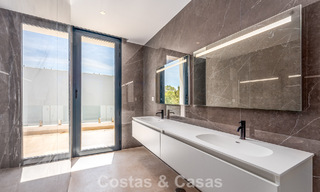Villa moderna de diseño de lujo con piscina privada en venta junto a la Nueva Milla de Oro, cerca de San Pedro - Marbella 802804 