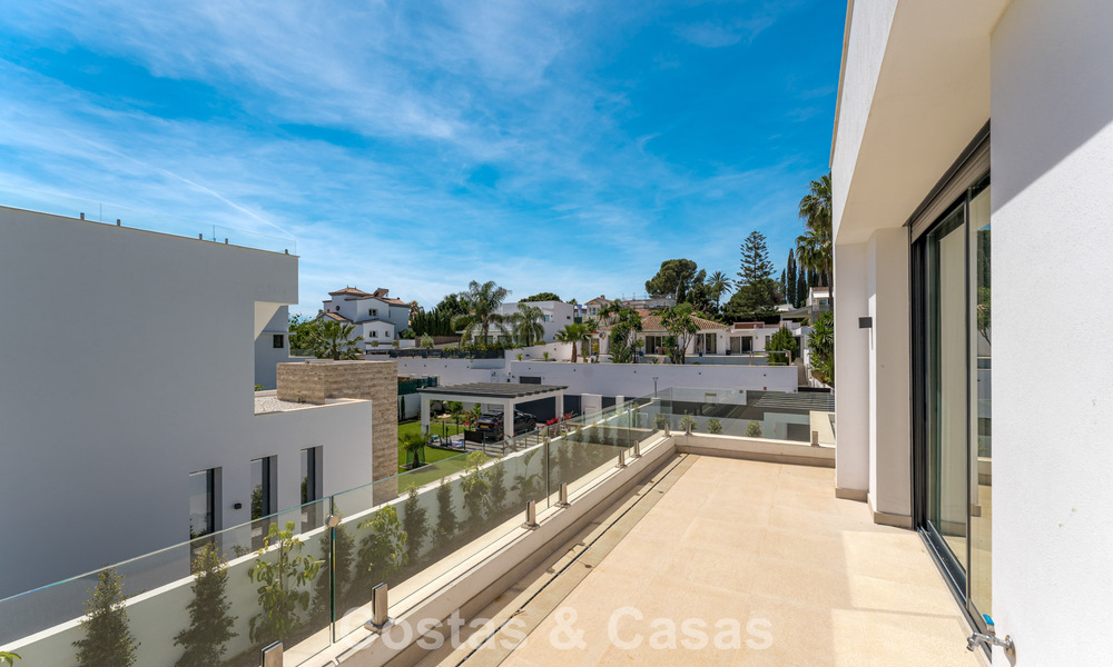 Villa moderna de diseño de lujo con piscina privada en venta junto a la Nueva Milla de Oro, cerca de San Pedro - Marbella 802805