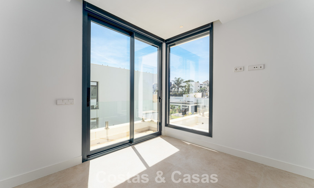 Villa moderna de diseño de lujo con piscina privada en venta junto a la Nueva Milla de Oro, cerca de San Pedro - Marbella 802806