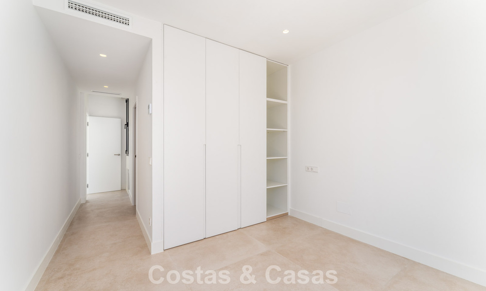 Villa moderna de diseño de lujo con piscina privada en venta junto a la Nueva Milla de Oro, cerca de San Pedro - Marbella 802807