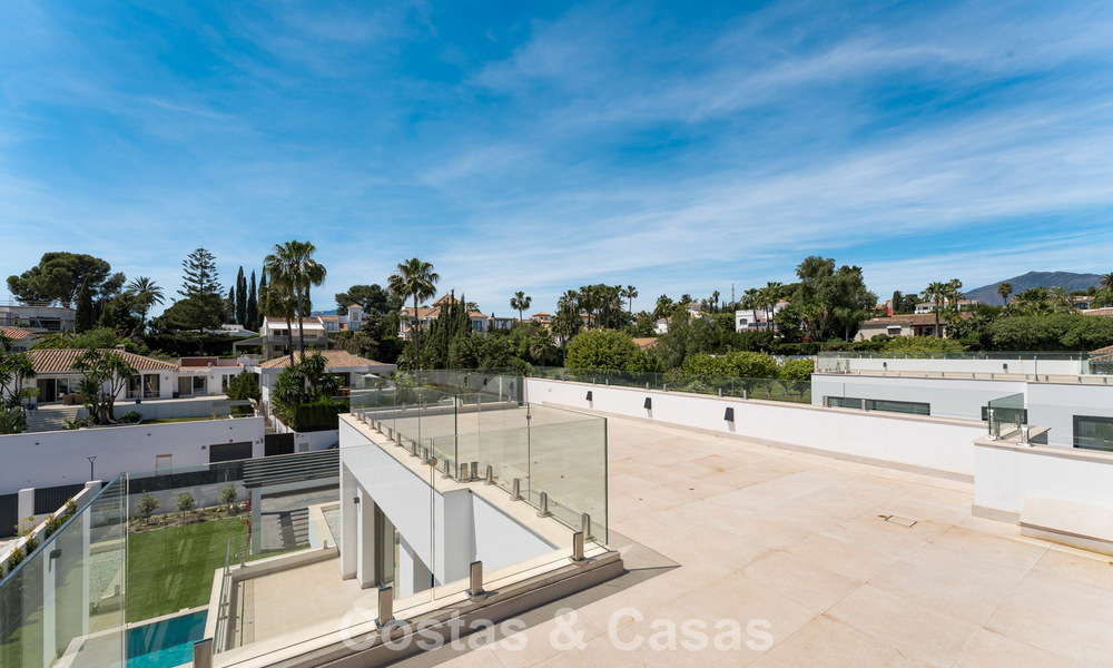 Villa moderna de diseño de lujo con piscina privada en venta junto a la Nueva Milla de Oro, cerca de San Pedro - Marbella 802809