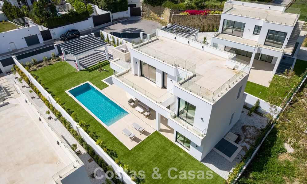 Villa moderna de diseño de lujo con piscina privada en venta junto a la Nueva Milla de Oro, cerca de San Pedro - Marbella 802810