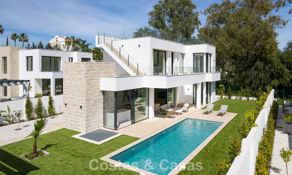 Villa moderna de diseño de lujo con piscina privada en venta junto a la Nueva Milla de Oro, cerca de San Pedro - Marbella 802811