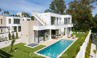 Villa moderna de diseño de lujo con piscina privada en venta junto a la Nueva Milla de Oro, cerca de San Pedro - Marbella 802811 