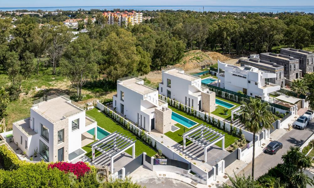 Villa moderna de diseño de lujo con piscina privada en venta junto a la Nueva Milla de Oro, cerca de San Pedro - Marbella 802812