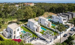 Villa moderna de diseño de lujo con piscina privada en venta junto a la Nueva Milla de Oro, cerca de San Pedro - Marbella 802812 