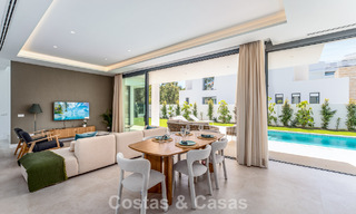 Villa moderna de diseño de lujo con piscina privada en venta junto a la Nueva Milla de Oro, cerca de San Pedro - Marbella 802815 