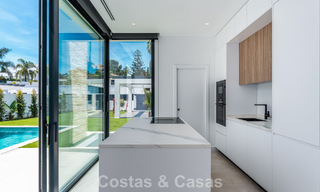 Villa moderna de diseño de lujo con piscina privada en venta junto a la Nueva Milla de Oro, cerca de San Pedro - Marbella 802817 
