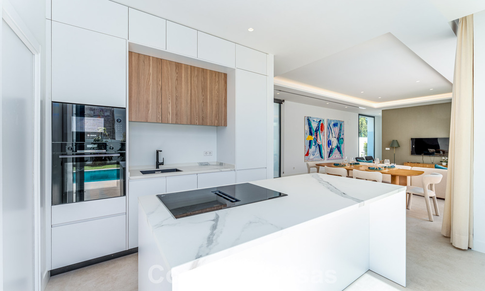 Villa moderna de diseño de lujo con piscina privada en venta junto a la Nueva Milla de Oro, cerca de San Pedro - Marbella 802818
