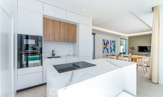 Villa moderna de diseño de lujo con piscina privada en venta junto a la Nueva Milla de Oro, cerca de San Pedro - Marbella 802818 