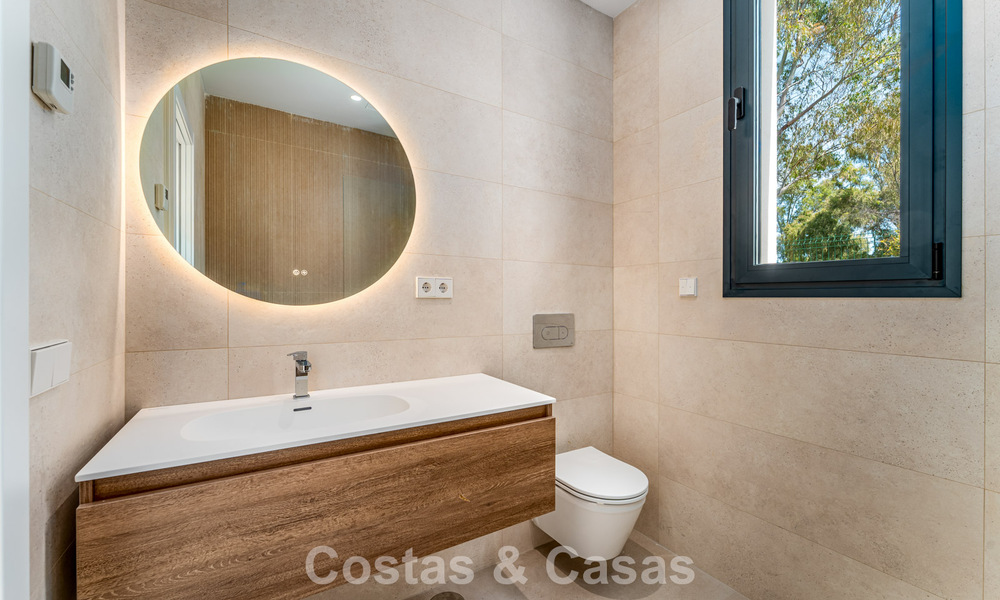 Villa moderna de diseño de lujo con piscina privada en venta junto a la Nueva Milla de Oro, cerca de San Pedro - Marbella 802821