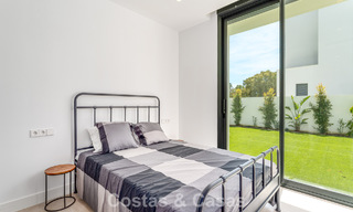 Villa moderna de diseño de lujo con piscina privada en venta junto a la Nueva Milla de Oro, cerca de San Pedro - Marbella 802822 