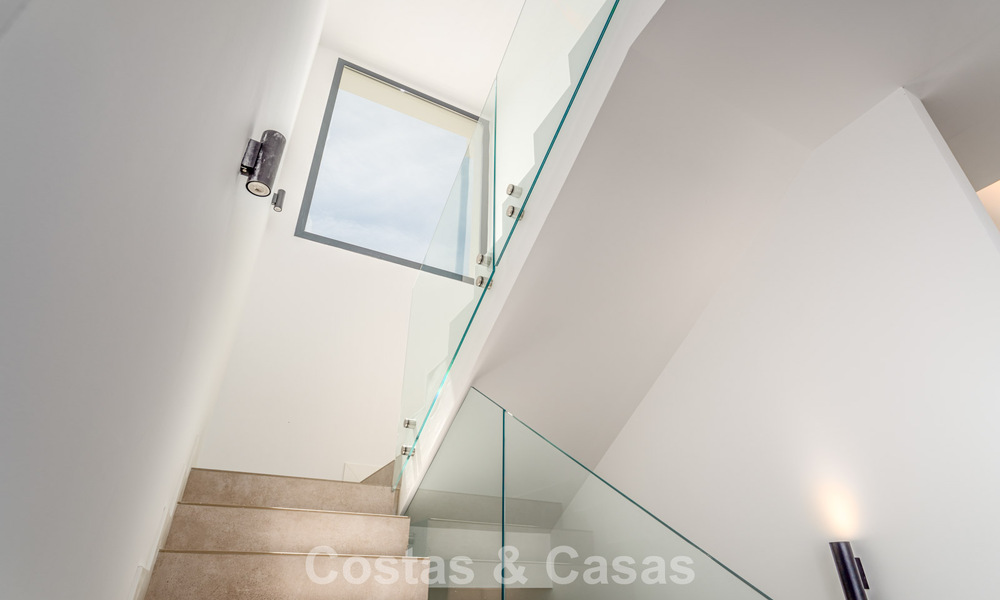 Villa moderna de diseño de lujo con piscina privada en venta junto a la Nueva Milla de Oro, cerca de San Pedro - Marbella 802823