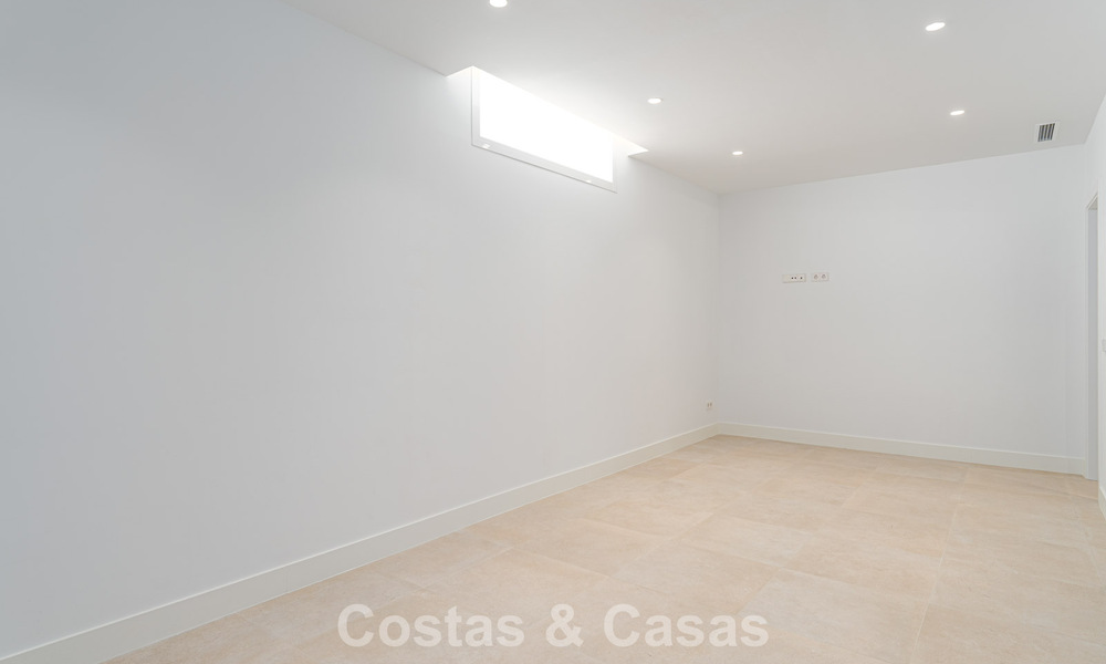 Villa moderna de diseño de lujo con piscina privada en venta junto a la Nueva Milla de Oro, cerca de San Pedro - Marbella 802824