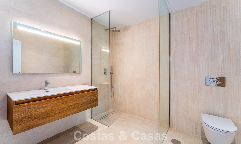 Villa moderna de diseño de lujo con piscina privada en venta junto a la Nueva Milla de Oro, cerca de San Pedro - Marbella 802827