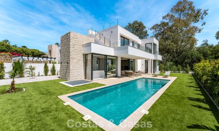 Villa moderna de diseño de lujo con piscina privada en venta junto a la Nueva Milla de Oro, cerca de San Pedro - Marbella 802830