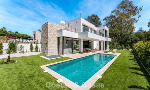 Villa moderna de diseño de lujo con piscina privada en venta junto a la Nueva Milla de Oro, cerca de San Pedro - Marbella 802830