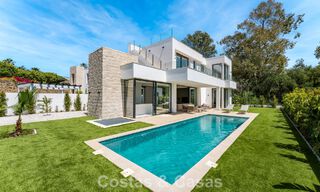 Villa moderna de diseño de lujo con piscina privada en venta junto a la Nueva Milla de Oro, cerca de San Pedro - Marbella 802830 