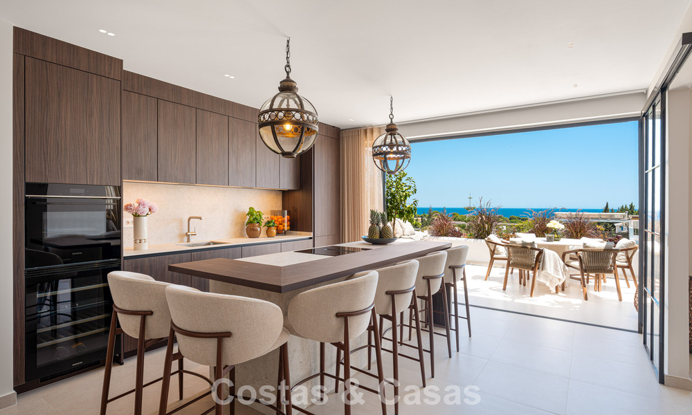 Lujoso apartamento reformado con vistas al mar en venta en una urbanización cerrada en la Milla de Oro de Marbella 802831