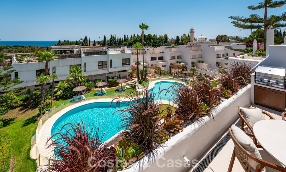 Lujoso apartamento reformado con vistas al mar en venta en una urbanización cerrada en la Milla de Oro de Marbella 802832