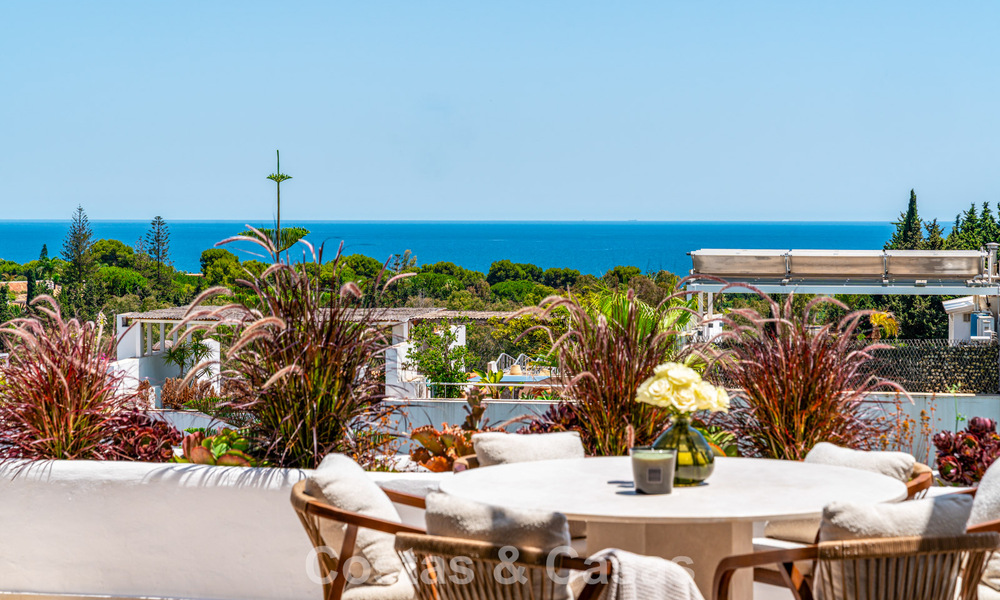 Lujoso apartamento reformado con vistas al mar en venta en una urbanización cerrada en la Milla de Oro de Marbella 802833