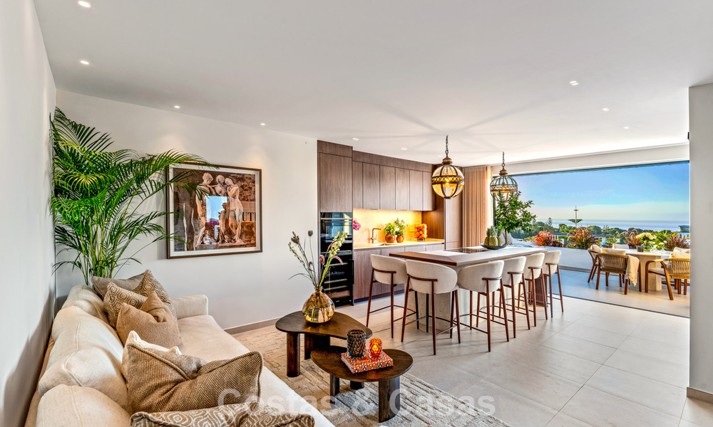 Lujoso apartamento reformado con vistas al mar en venta en una urbanización cerrada en la Milla de Oro de Marbella 802835