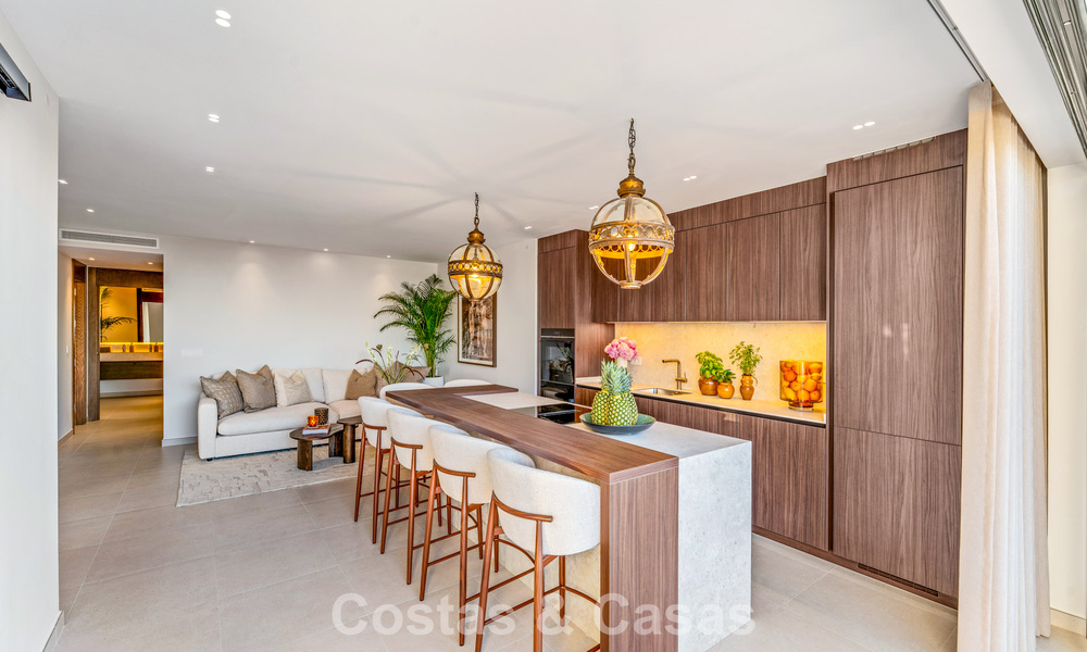 Lujoso apartamento reformado con vistas al mar en venta en una urbanización cerrada en la Milla de Oro de Marbella 802837