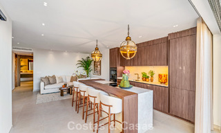Lujoso apartamento reformado con vistas al mar en venta en una urbanización cerrada en la Milla de Oro de Marbella 802837 