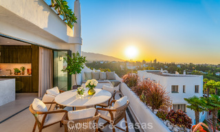 Lujoso apartamento reformado con vistas al mar en venta en una urbanización cerrada en la Milla de Oro de Marbella 802838 