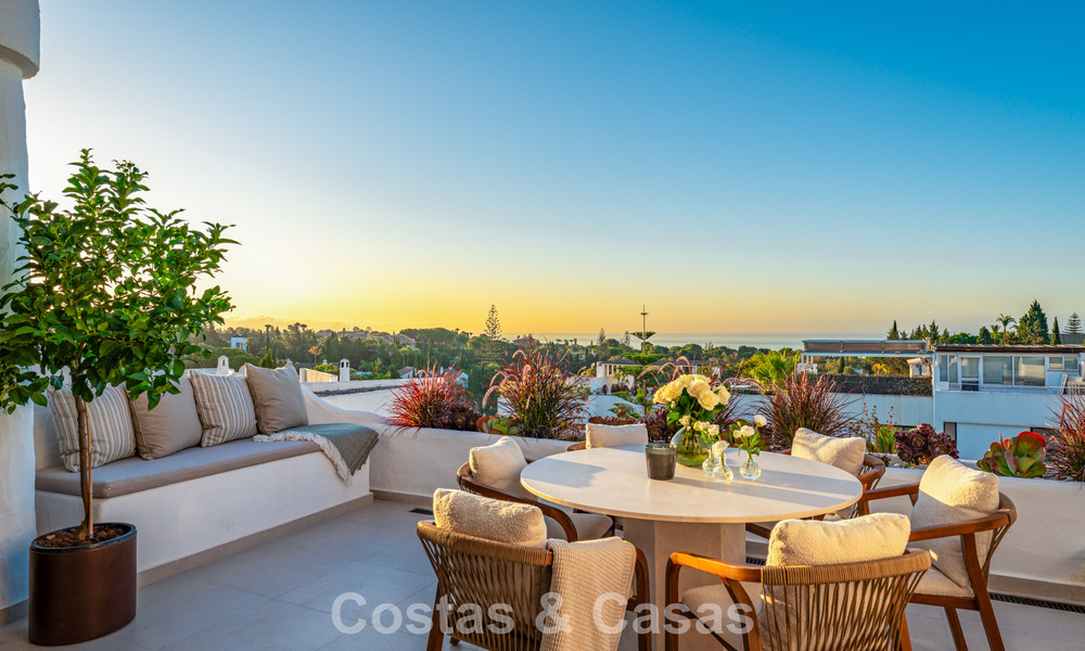 Lujoso apartamento reformado con vistas al mar en venta en una urbanización cerrada en la Milla de Oro de Marbella 802839