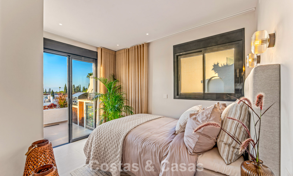 Lujoso apartamento reformado con vistas al mar en venta en una urbanización cerrada en la Milla de Oro de Marbella 802840