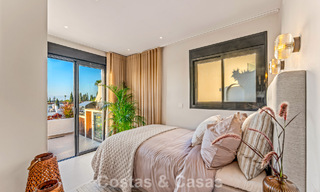 Lujoso apartamento reformado con vistas al mar en venta en una urbanización cerrada en la Milla de Oro de Marbella 802840 