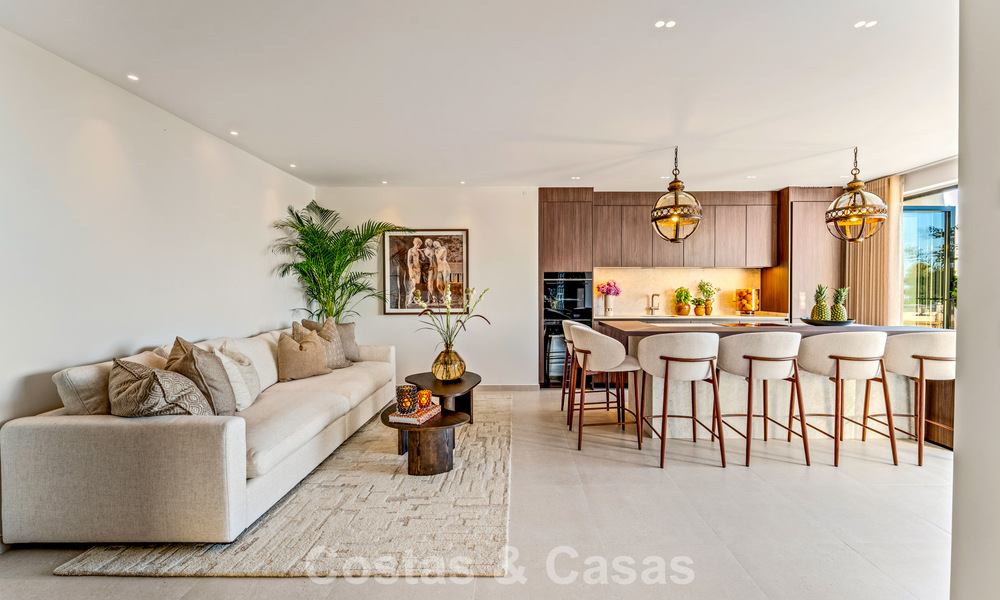 Lujoso apartamento reformado con vistas al mar en venta en una urbanización cerrada en la Milla de Oro de Marbella 802841
