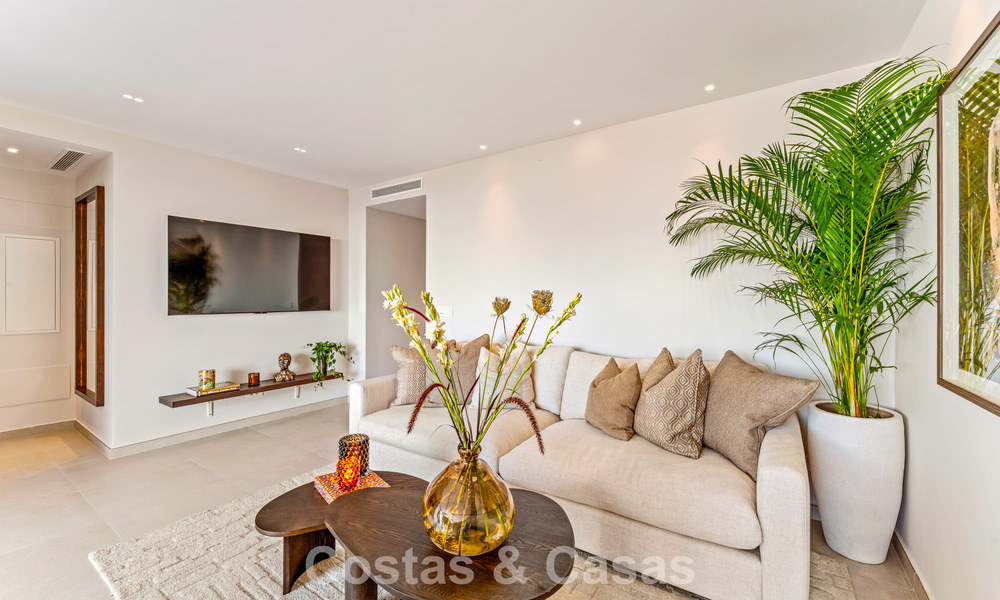 Lujoso apartamento reformado con vistas al mar en venta en una urbanización cerrada en la Milla de Oro de Marbella 802842