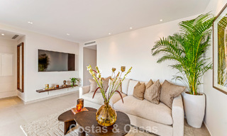 Lujoso apartamento reformado con vistas al mar en venta en una urbanización cerrada en la Milla de Oro de Marbella 802842 