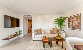 Lujoso apartamento reformado con vistas al mar en venta en una urbanización cerrada en la Milla de Oro de Marbella 802843 
