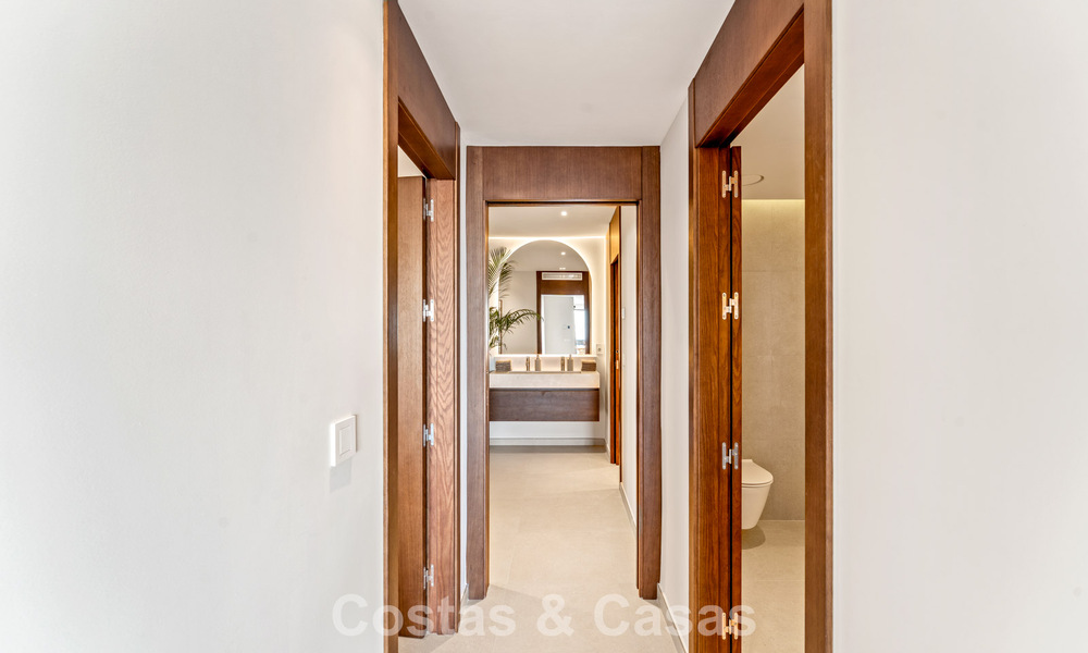 Lujoso apartamento reformado con vistas al mar en venta en una urbanización cerrada en la Milla de Oro de Marbella 802844