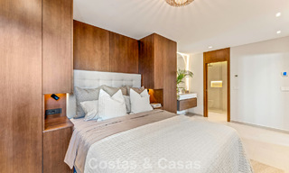 Lujoso apartamento reformado con vistas al mar en venta en una urbanización cerrada en la Milla de Oro de Marbella 802845 