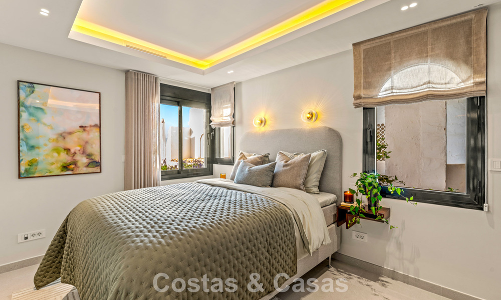 Lujoso apartamento reformado con vistas al mar en venta en una urbanización cerrada en la Milla de Oro de Marbella 802849
