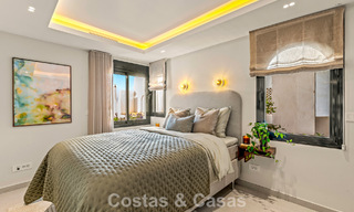 Lujoso apartamento reformado con vistas al mar en venta en una urbanización cerrada en la Milla de Oro de Marbella 802849 