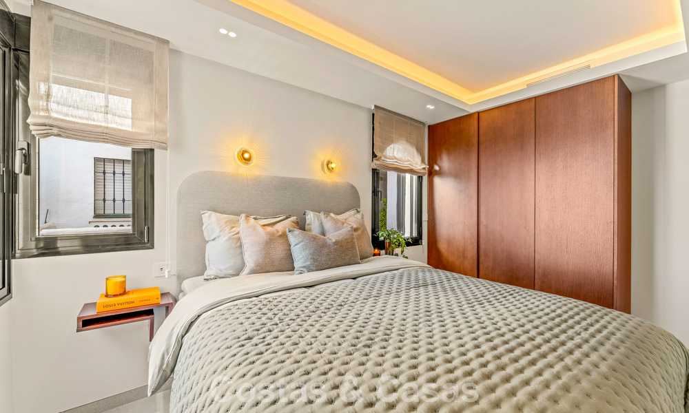 Lujoso apartamento reformado con vistas al mar en venta en una urbanización cerrada en la Milla de Oro de Marbella 802850