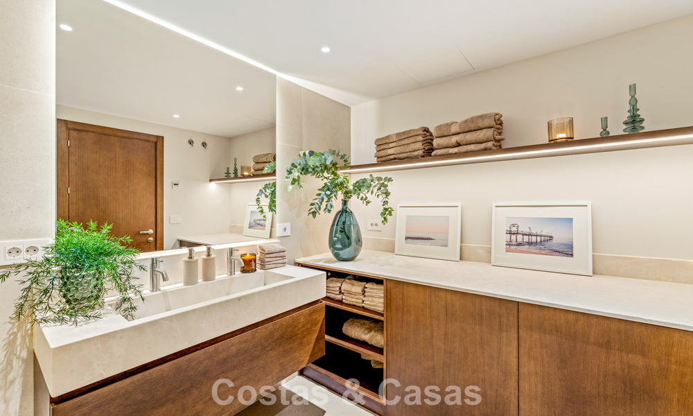Lujoso apartamento reformado con vistas al mar en venta en una urbanización cerrada en la Milla de Oro de Marbella 802853