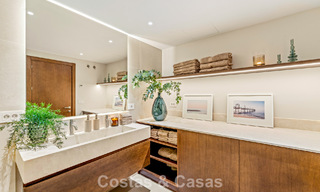 Lujoso apartamento reformado con vistas al mar en venta en una urbanización cerrada en la Milla de Oro de Marbella 802853 