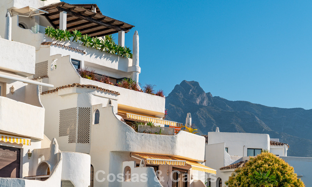 Lujoso apartamento reformado con vistas al mar en venta en una urbanización cerrada en la Milla de Oro de Marbella 802855