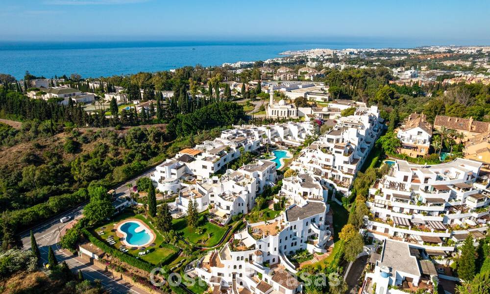 Lujoso apartamento reformado con vistas al mar en venta en una urbanización cerrada en la Milla de Oro de Marbella 802856