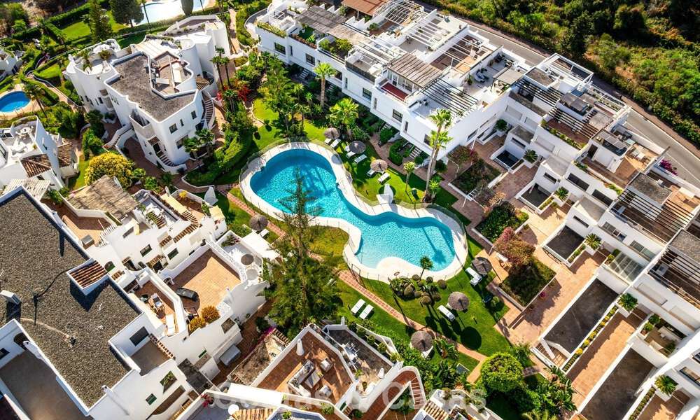 Lujoso apartamento reformado con vistas al mar en venta en una urbanización cerrada en la Milla de Oro de Marbella 802857