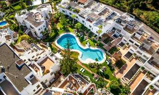Lujoso apartamento reformado con vistas al mar en venta en una urbanización cerrada en la Milla de Oro de Marbella 802857 