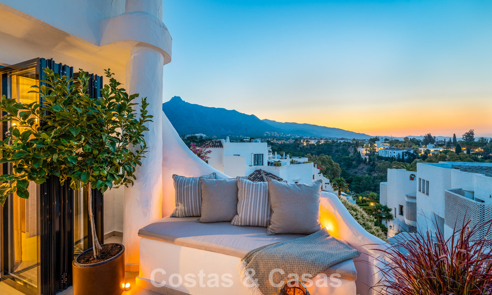 Lujoso apartamento reformado con vistas al mar en venta en una urbanización cerrada en la Milla de Oro de Marbella 802859